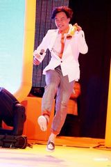 幻灯图：陈奕迅录制节目唱粤语新歌 王喜做评委观众席耍宝