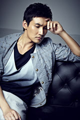 组图：张铎时尚质感大片曝光 笑容展熟男魅力