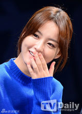 组图：刘亚仁金海淑宣传《强哲》牵手情意浓