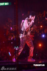 组图：许志安出道25周年红馆开唱 郑秀文捧场