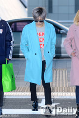 组图：Trouble Maker情侣款大衣亮相机场显默契