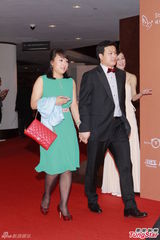 群星闪耀嫣然基金晚宴 王菲旗袍装与李亚鹏恩爱