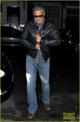 组图：52岁克鲁尼型男风采 鬓发苍白难掩老态