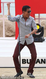 组图：梁家辉跳马舞赚人气 郭富城卖萌宣传《寒战》