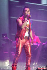 组图：霍建华唐嫣暧昧同看任贤齐个唱 互动频繁