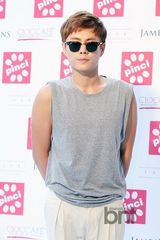 组图：朴宰范亮相时尚活动晒纹身 李相烨帅气