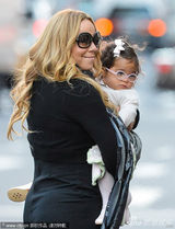 组图：玛利亚-凯莉踩恨天高黑丝性感 抱爱女出镜