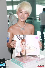 组图：Vivian罗彩玲现身书展签名会 大秀事业线