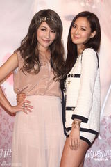 组图：萧亚轩田园风长裙亮相孙芸芸秀美腿抢镜