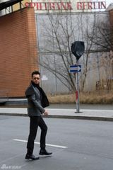 组图：王学兵柏林街头展熟男气质 随性洒脱