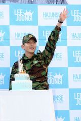 高清组图：韩星李准基退伍现场 千名粉丝迎接