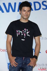 组图：炎亚纶胡宇崴活动现身引粉丝尖叫