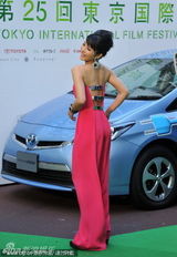 组图：第25届东京国际电影节开幕 星光惨淡走绿毯