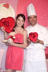 高清组图：许玮宁亲自下厨 爱心巧克力送阮经天