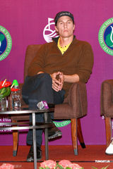 组图：泽塔-琼斯造访中国 休-格兰特一天恋爱五次