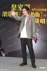 组图：萧敬腾香港举办签唱会 亲密互动喂歌迷蛋糕 