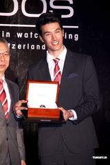 组图：锦荣代言腕表抢金 “好朋友”陪过28岁生日