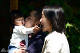 组图：赵子琪路金波拍温馨亲子照 女儿萌态出镜