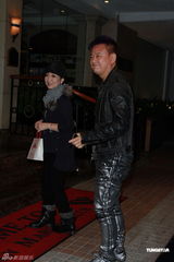 组图：钟镇涛生日携女亮相派对 谭咏麟叶童现身