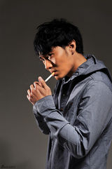 组图：刘小辉帅气写真 尽显绅士魅力