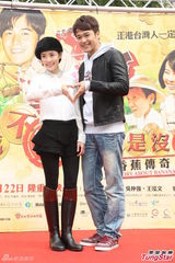 组图：李康宜拜神求票房 爱情长跑结婚顺其自然