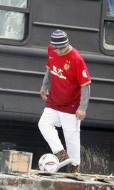 组图：何晟铭片场秀娴熟球技 向恒大致敬