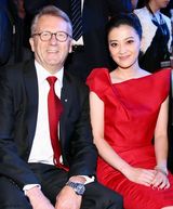 组图：梅婷休假归来参加活动 气质姣好邀约临门