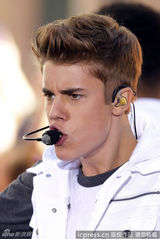 组图：贾斯汀-比伯热演引疯狂 撩衣秀腹肌