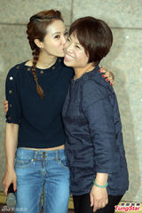 组图：蔡依林母亲节献吻妈妈 避谈绯闻