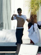 组图：比伯裸上身秀八块腹肌 穿低腰裤下体微凸