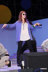 组图：萧亚轩昆凌等港台百位明星同台为公益开唱