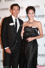 组图：赵式芝再陷同性情 与杨如芯亲密携手亮相