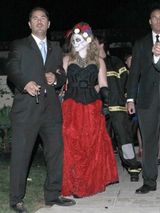 组图：希拉里-达芙化身艳丽复古骷髅 开心自称丧尸