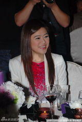 幻灯图：韩雨芹嫁豪门上海再摆酒 向张国立夫妇敬茶