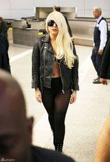 组图：Lady Gaga透视装现身 不羁竖中指