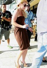 幻灯图集：布兰妮清凉裙装外出购物 嘟嘴表情可爱