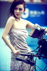 组图：杨幂穿上网球裙拍写真 青春阳光活力十足