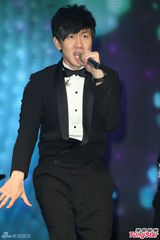 组图：林俊杰西装绅士献唱 自曝已一年未接吻