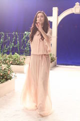 组图：范玮琪为公益歌曲拍摄MV 个唱邀吴佩慈站台