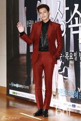 组图：李敏镐红装宣传《继承者》 主创华丽齐聚