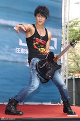 组图：汪东城摇滚风会歌迷 否认与炎亚纶有心结