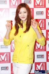 组图：韩星高雅拉出席粉丝签名会为粉丝送礼