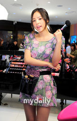 组图：韩星闵孝琳为化妆品宣传 碎花短裙显俏皮可爱