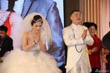组图：周立波婚礼为新娘戴戒指 相约厮守终生