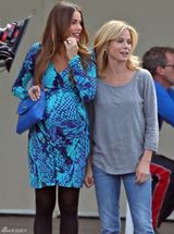 组图：《摩登家庭》片场 蓝裙索菲亚大肚仍美