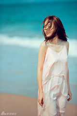 组图：张俪唯美写真 海滩奔跑清纯可人