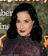 组图：群星亮相表演艺术成就奖 塞隆礼服闪耀