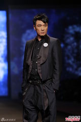 组图：吴尊当爸派红包 吴镇宇走秀范儿足获赞