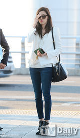 组图：金秀贤全智贤机场重聚 黑白配登对