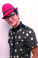 组图：黄明礼帽写真展青春活力 阳光型男无限魅力